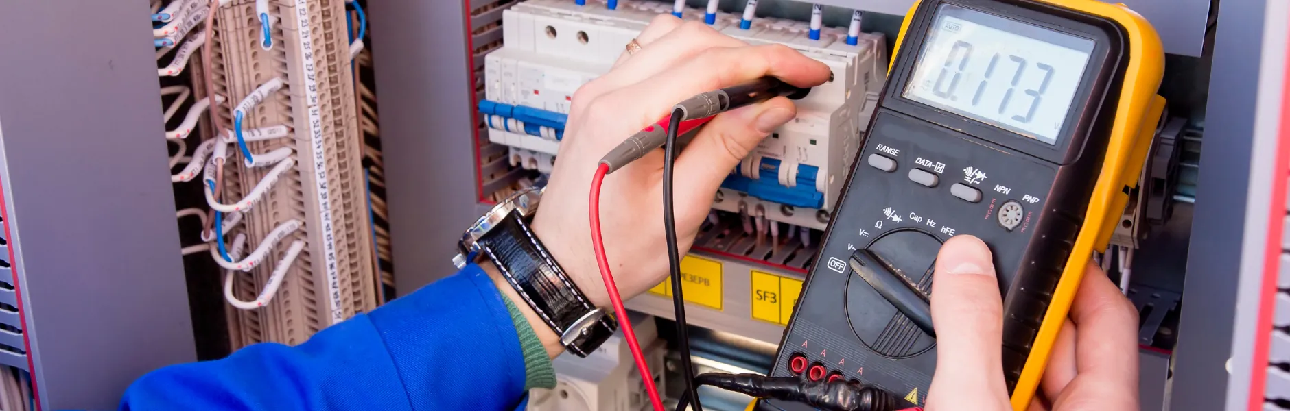 Electrician CF Electric la lucru în județul Sibiu