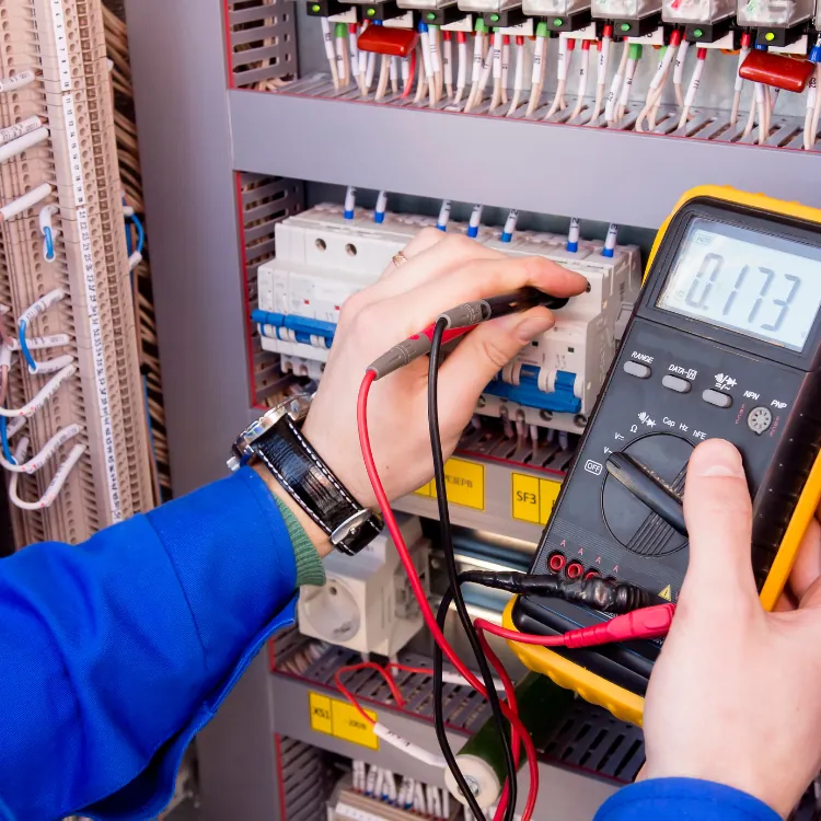Electrician măsurând un tablou electric cu multimetrul — verificări CF Electric, Sibiu